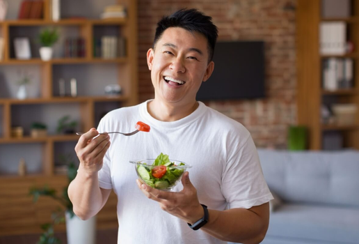 Uma alimentação balanceada contribui para manter os níveis de colesterol sob controle (Imagem: Prostock-studio | Shutterstock)