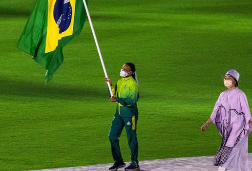 Rebeca Andrade carregando a bandeira do Brasil no encerramento das Olimpíadas
