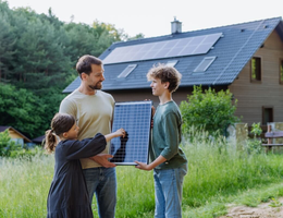 Além da economia, o sistema de energia solar valoriza o imóvel e contribui diretamente para a sustentabilidade ambiental (Imagem: Halfpoint | Shutterstock)