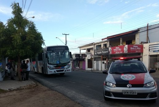 Rua do garrafao onibus preso tiro