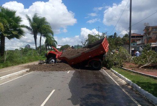 Caminhao perde controle beira rio