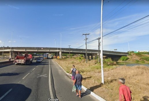 Motorista pode ter perdido o controle ao subir no viaduto