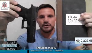 Vereador mostra pistola e bíblia durante sessão da CMJP