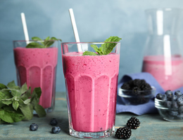 Vitamina de amora com mirtilo (Imagem: New Africa | Shutterstock)