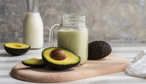 Vitamina de abacate com leite em pó e pistache (Imagem: Hrendon | Shutterstock)