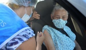 Prefeitura estende vacinacao para idosos a partir de 90 anos no sistema drive thru em dois shoppings