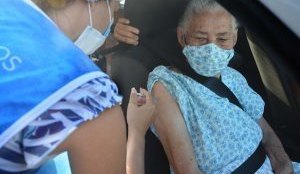 Prefeitura estende vacinacao para idosos a partir de 90 anos no sistema drive thru em dois shoppings