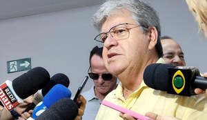 João Azevêdo tenta a reeleição ao governo pelo PSB
