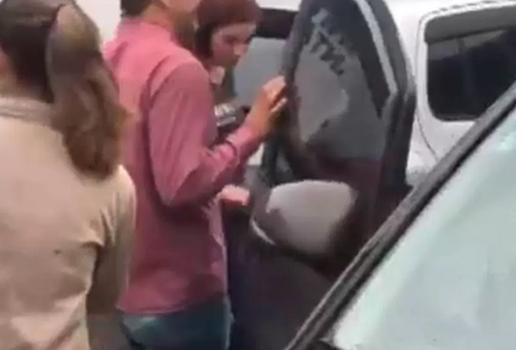 Suzane saindo da cadeia natal