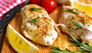 Frango grelhado com limão e alecrim (Imagem: Liliya Kandrashevich | Shutterstock)