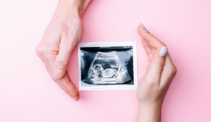 O aborto de repetição acontece quando a mulher sofre três perdas seguidas (Imagem: MVelishchuk | Shutterstock)