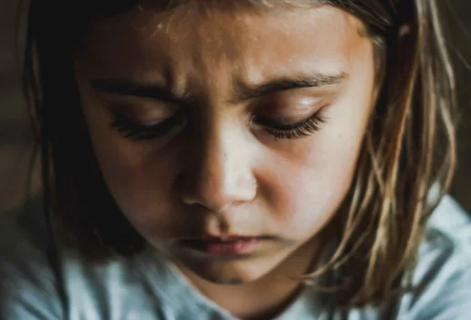 Crianca chorando crianca triste violencia sexual estupro pedofilia foto gerada com ideogram