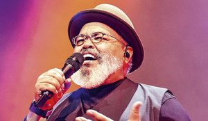 Jorge Aragão tem 74 anos.