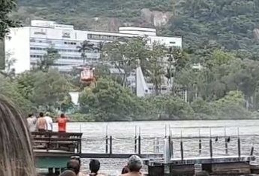 Helicóptero cai com cinco pessoas em lagoa no RJ
