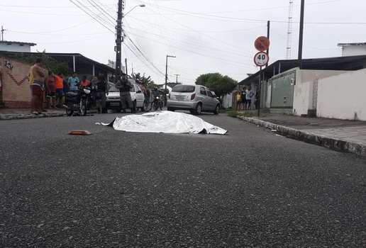 Motociclista morre apos colidir em lateral de carro em Cruz das Armas 4