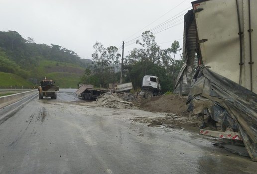 Pista da esquerda da BR-101 foi liberada para passagem de veículos que trafegam para Pernambuco