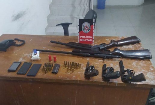 Armas apreendidas com suspeitos de diversos crimes.