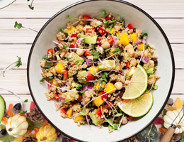 Salada de quinoa com grão-de-bico e abacate (Imagem: Jbi Shah | Shutterstock)