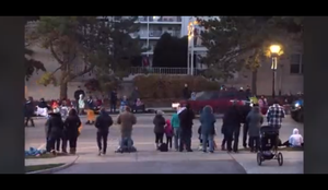 Vídeo | Carro invade desfile de Natal nos EUA, deixa cinco mortos e 40 feridos