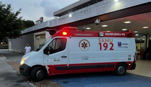 Motociclista vai parar embaixo de carreta após colisão, na PB