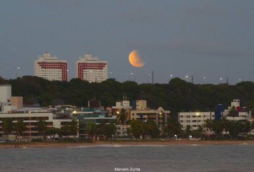 Imagens: eclipse lunar parcial pôde ser visto da Paraíba