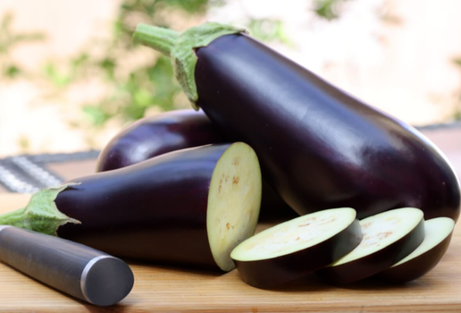 Funcional, a berinjela cabe em qualquer dieta e enriquece o valor nutricional das refeições (Imagem: Vandelay Industries | Shutterstock)