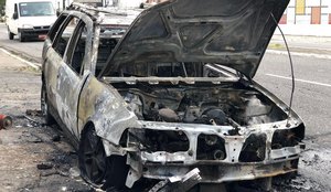 Veículo foi completamente destruído pelo incêndio