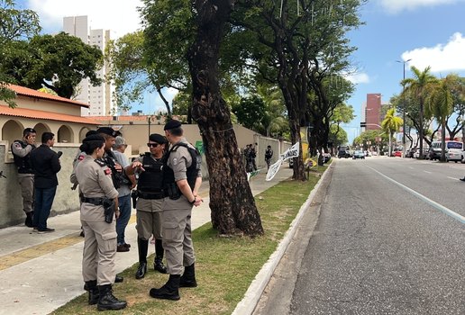 Polícia Militar em frente ao Grupamento de Engenharia do Exército Brasileiro.