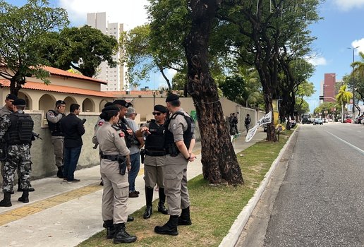 Polícia Militar em frente ao Grupamento de Engenharia do Exército Brasileiro.