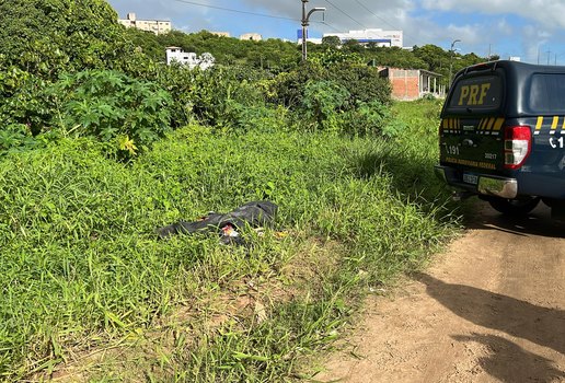 Corpo foi encontrado encoberto por uma lona em uma área de mato