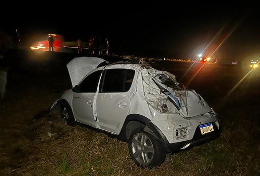 Carro capotou na rodovia e caiu em uma vala