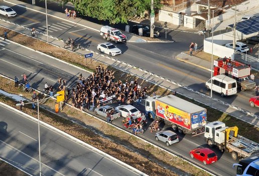 Em protesto, estudantes de medicina bloqueiam via em Campina Grande