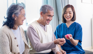 Movimentos simples, praticados regularmente, ajudam idosos a recuperarem a qualidade de vida (Imagem: Akarawut | Shutterstock)