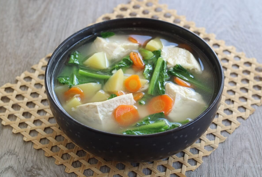 Sopa de vegetais com tofu (Imagem: anistia n | Shutterstock)