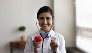 Pequenas atitudes diárias, somadas ao acompanhamento profissional, são a chave para uma vida plena e com mais saúde cardiovascular (Imagem: fizkes | Shutterstock)