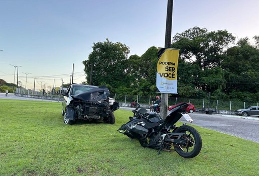 Veículos destroçados por conta de acidentes estão expostos em vários trechos da cidade para alertar a população sobre os riscos da violência no trânsito