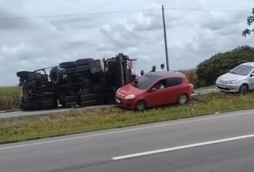 Acidente deixou o trânsito lento no trecho