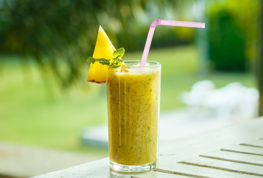 Suco de abacaxi com hortelã (Imagem: Boiarkina Marina | Shutterstock)