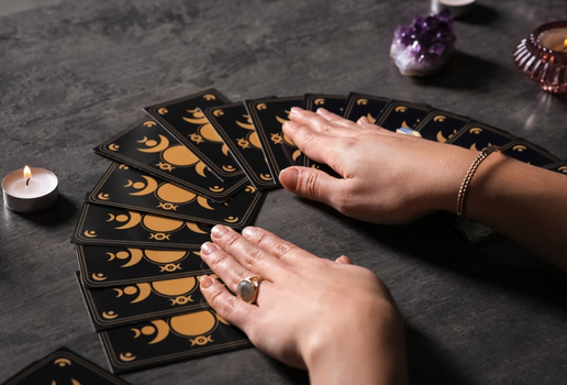 A energia astral da semana favorecerá descobertas pessoais, aprofundamento de laços e clareza para lidar com questões práticas (Imagem: New Africa | Shutterstock)