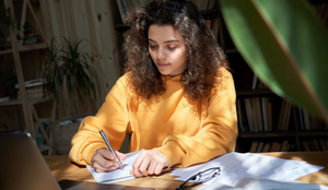 Estudante escrevendo 1