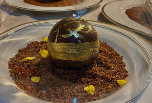 Esfera de chocolate com entremet de coco e manga e calda de chocolate (Imagem: Efraim Lucas | Grupo PHD Eventos)