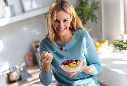 Substituir doces e sobremesas por frutas contribui para reduzir o consumo de açúcar e aumentar a ingestão de vitaminas e fibras (Imagem: Josep Suria | Shutterstock)