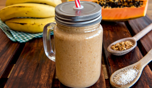 Vitamina de mamão, banana, granola e aveia (Imagem: Giovani Dressler | Shutterstock)