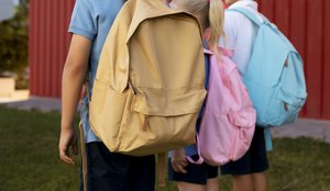 Criancas voltando para escola mochila