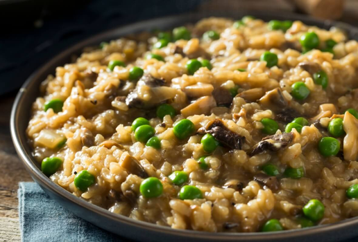 Risoto de cogumelo e ervilha (Imagem: Brent Hofacker | Shutterstock)