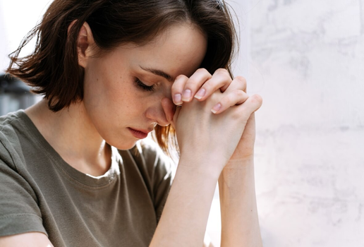 Rezar em momentos de dificuldade acalma o coração e renova a esperança (Imagem: etonastenka | Shutterstock)