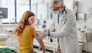 A vacinação é fundamental para evitar doenças decorrentes do HPV (Imagem: Halfpoint | Shutterstock)