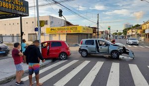 Carros colidiram em cruzamento na avenida Vasco da Gama