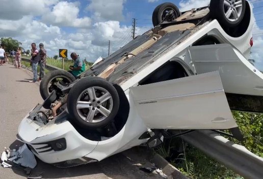 Capotamento aconteceu por volta das 8h40 desta sexta-feira (21).