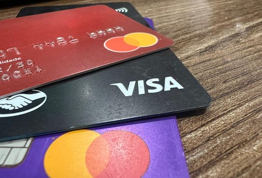 Teto de juros: o que muda com as novas regras em cartões de crédito?